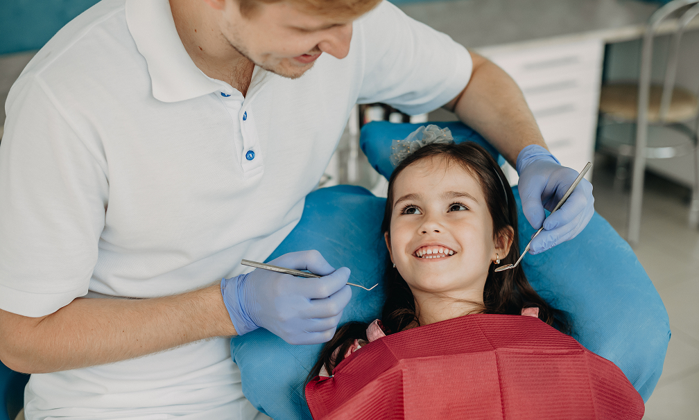 Dentista pediátrico atendiendo a paciente